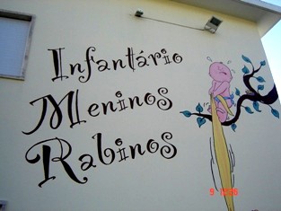 Fachada Lateral do Infantrio Meninos Rabinos - Desenho sobre parede