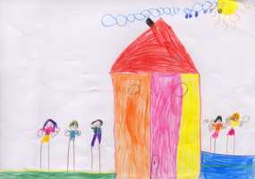 "Escola" - Íris - 5 Anos - Desenho infantil de uma casa e figuras humanas.